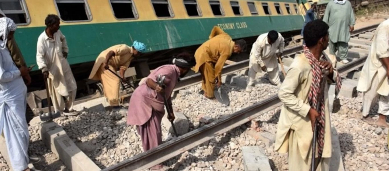 Πακιστάν: Ξεπέρασαν του 60 οι νεκροί από τον εκτροχιασμό και τη σύγκρουση δύο τρένων